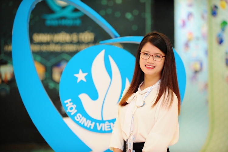 Đảng viên trẻ xinh đẹp, đa tài