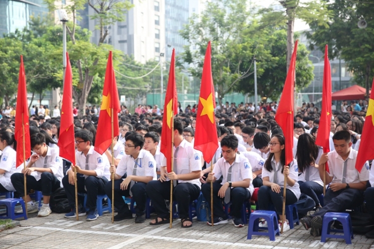 bi thu thanh uy hoang trung hai du le khai giang tai truong chuyen ha noi amsterdam