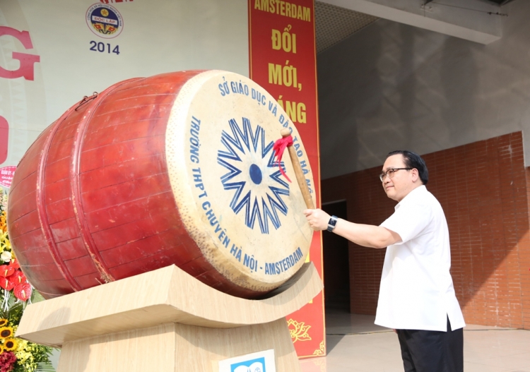 bi thu thanh uy hoang trung hai du le khai giang tai truong chuyen ha noi amsterdam