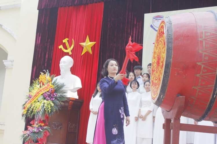 Gần 2.000 học sinh trường Bưởi – Chu Văn An hân hoan chào năm học mới