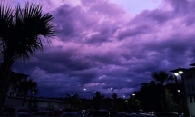 Trời chuyển màu tím sau bão Dorian
