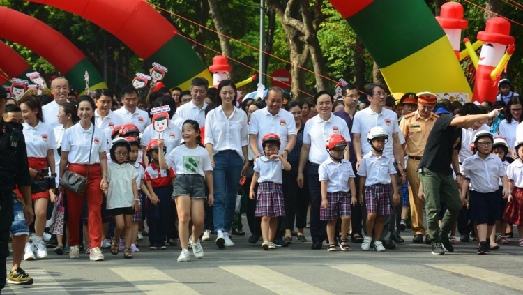 Hàng nghìn người đi bộ vận động toàn dân đội mũ bảo hiểm cho trẻ em