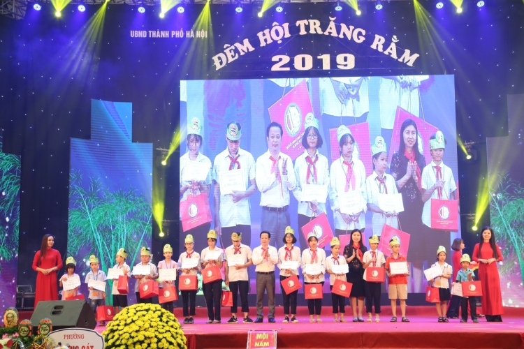 1000 tre em ha noi vui dem hoi trang ram