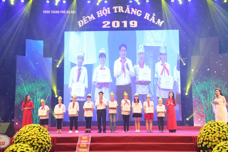 1000 tre em ha noi vui dem hoi trang ram