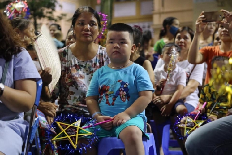 Á hậu Bùi Phương Nga vui Tết Trung thu cùng bệnh nhi a hau bui phuong nga vui tet trung thu cung benh nhi