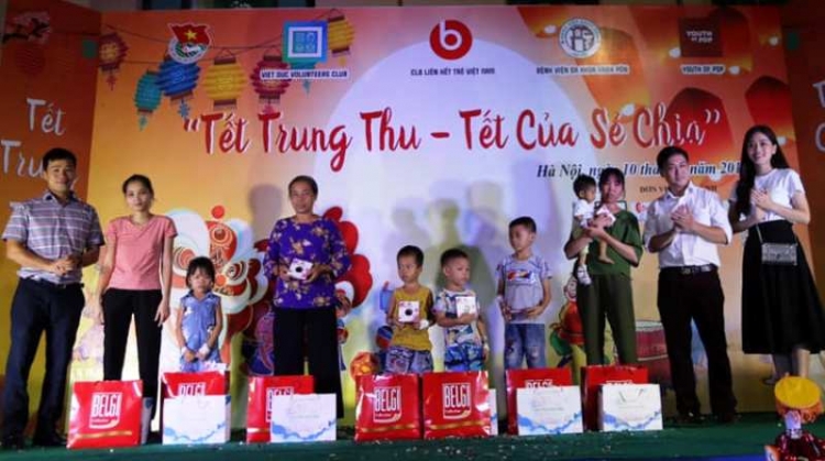 Á hậu Bùi Phương Nga vui Tết Trung thu cùng bệnh nhi a hau bui phuong nga vui tet trung thu cung benh nhi