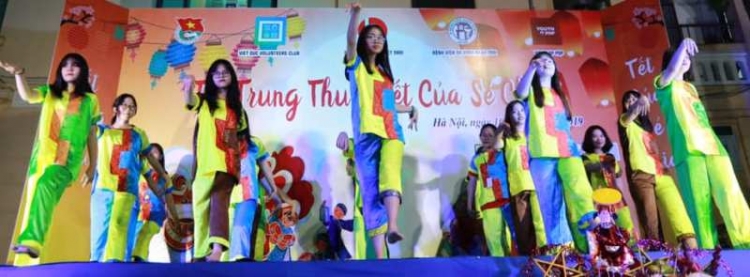 Á hậu Bùi Phương Nga vui Tết Trung thu cùng bệnh nhi a hau bui phuong nga vui tet trung thu cung benh nhi