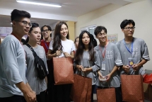 Á hậu Bùi Phương Nga vui Tết Trung thu cùng bệnh nhi