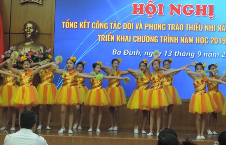 thieu nhi ba dinh lam nhieu viec tot ren luyen cham