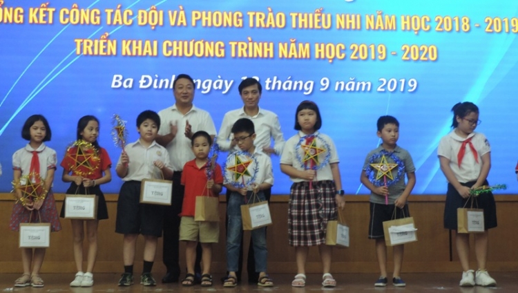 thieu nhi ba dinh lam nhieu viec tot ren luyen cham