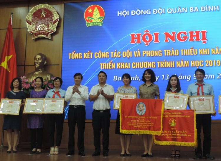 thieu nhi ba dinh lam nhieu viec tot ren luyen cham