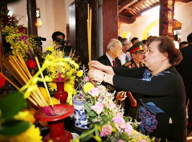 lanh dao trung uong va tp ha noi dang huong tuong nho cu bui bang doan