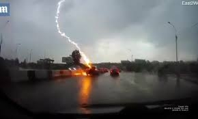 Khoảnh khắc ô tô hai lần bị sét đánh, lái xe may mắn thoát chết