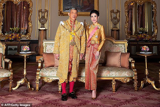 Vua Thái Lan có thể đã ân xá cho Hoàng quý phi sau 1 năm phế truất