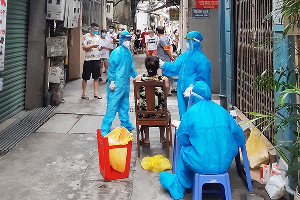 Lực lượng y tế lấy mẫu xét nghiệm cho người dân quận Thanh Xuân