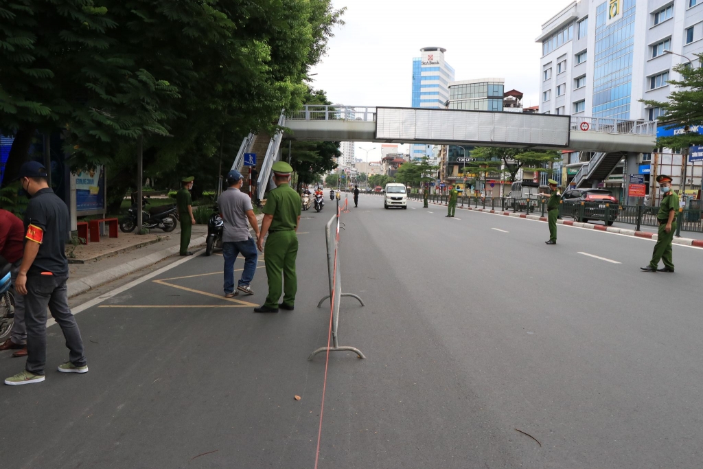 Tổ công tác liên ngành lập chốt tại phố Tây Sơn kiểm soát người đi đường không có lý do chính đáng