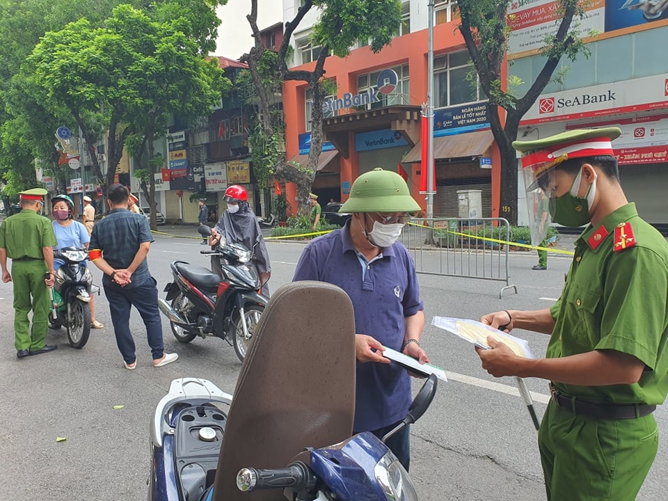 Tổ công tác liên ngành lập chốt kiểm tra trên phố Bà Triệu