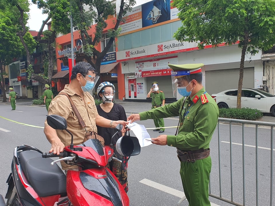 Trong những ngày nghỉ lễ, lực lượng chức năng sẽ tăng cường tuần tra, lập chố xử lý nghiêm người đi đường không có lý do, vi phạm quy định giãn cách phòng dịch