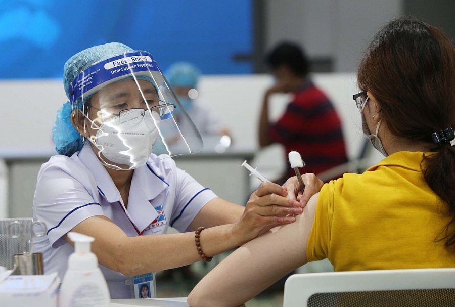 Nhân viên y tế tiêm vắc xin cho người dân