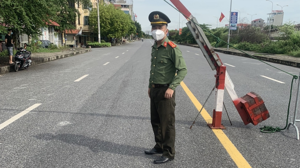 Thượng uý Nguyễn Thành Trung tại chốt phong toả xã Kim Chung, Đông Anh