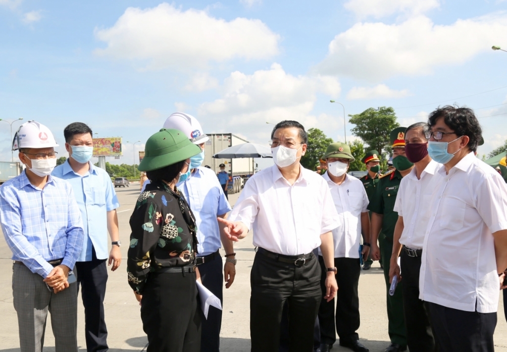 Chủ tịch UBND TP Hà Nộ Chu Ngọc Anh kiểm tra công tác phòng, chống dịch Covid-19 tại chốt kiểm soát dịch