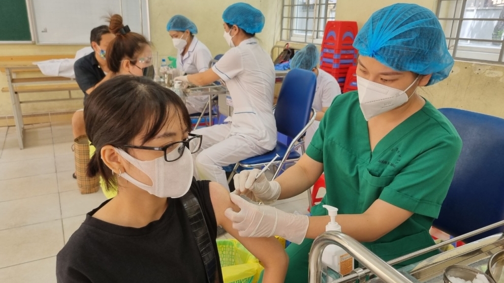 Hà Nội yêu cầu ứng trực 24/24/7, tập trung cao độ xét nghiệm và tiêm vắc xin