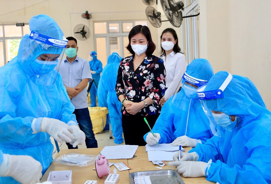 Phó Bí thư Thường trực Thành ủy Hà Nội Nguyễn Thị Tuyến kiểm tra công tác lấy mẫu xét nghiệm Covid-19 cho người dân trên địa bàn quận Hà Đông