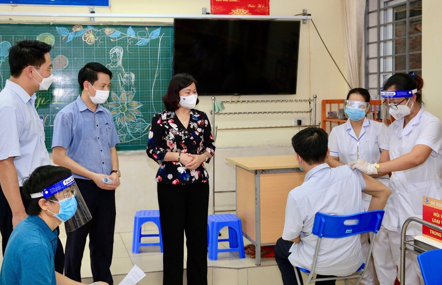Phó Bí thư Thường trực Thành ủy Hà Nội Nguyễn Thị Tuyến kiểm tra công tác tiêm vắc xin phòng Covid-19 cho người dân trên địa bàn quận Hà Đông