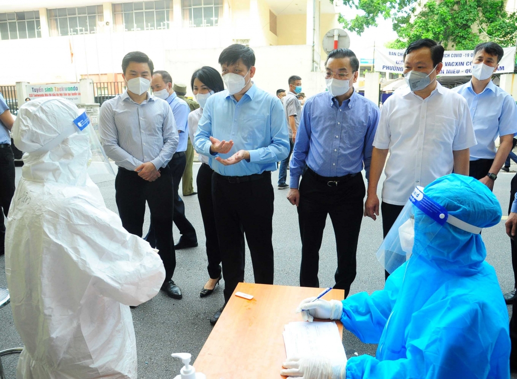 Lãnh đạo Bộ Y tế, TP Hà Nội và quận Đống Đa động viên đoàn y bác sĩ Phú Thọ hỗ trợ công tác tiêm chủng tại quận Đống Đa