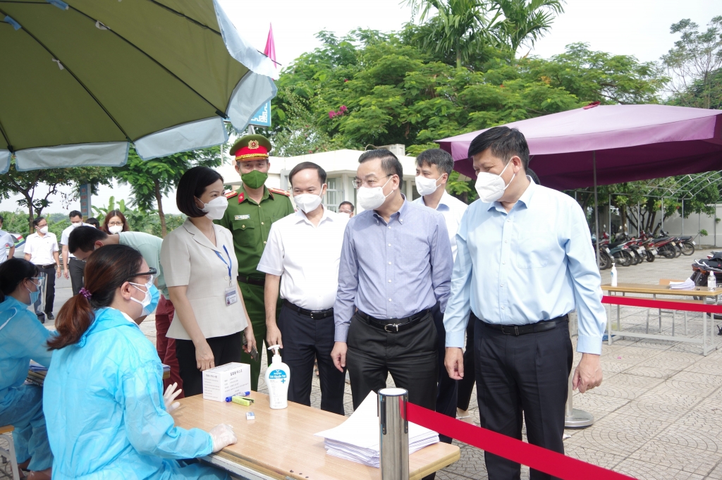 Lãnh đạo Bộ Y tế và TP Hà Nội kiểm tra công tác tiêm chủng tại quận Long Biên