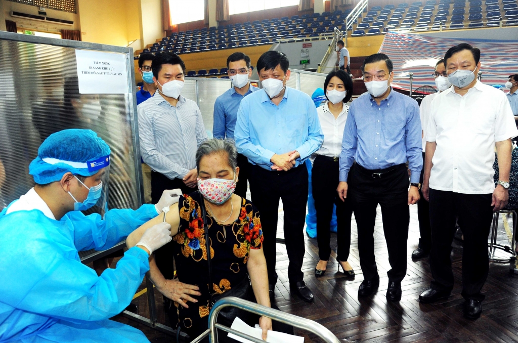 Lãnh đạo Bộ Y tế và TP Hà Nội kiểm tra công tác tổ chức tiêm chủng tại Nhà thi đấu Trịnh Hoài Đức