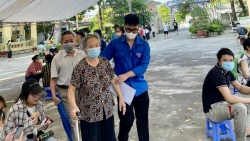 Đoàn viên, thanh niên huyện Gia Lâm hỗ trợ tuyến đầu tiêm vắc xin phòng Covid-19