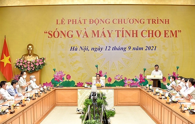Thủ tướng Phạm Minh Chính chủ trì chương trình Sóng và máy tính cho em tại Hà Nội.