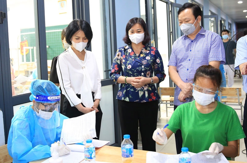 Phó Bí thư Thường trực Thành ủy Hà Nội Nguyễn Thị Tuyến kiểm tra công tác tiêm vắc xin phòng Covid-19 tại Trường Tiểu học Láng Thượng (quận Đống Đa)