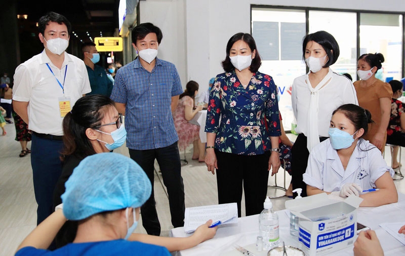 Phó Bí thư Thường trực Thành ủy Hà Nội Nguyễn Thị Tuyến kiểm tra công tác tiêm vắc xin phòng Covid-19 tại chung cư Thăng Long Victory (huyện Hoài Đức)