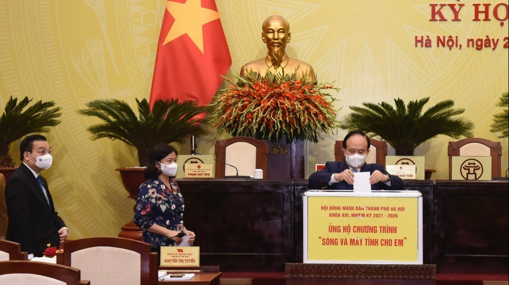 Đại biểu HĐND TP Hà Nội ủng hộ chương trình "Sóng và máy tính cho em"