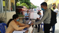 Người dân tuân thủ giãn cách khi đăng ký mới phương tiện