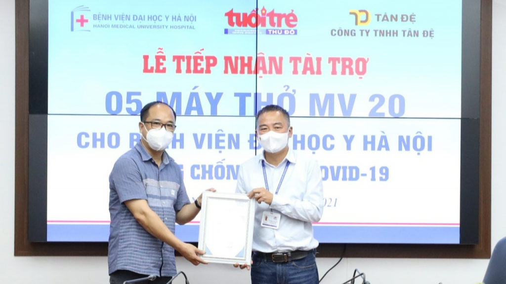 Báo Tuổi trẻ Thủ đô trao tặng 5 máy thở tới Bệnh viện dã chiến quận Hoàng Mai