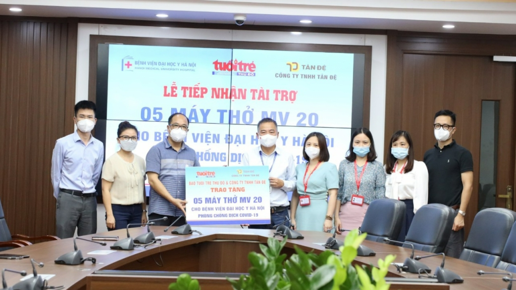 Báo Tuổi trẻ Thủ đô trao tặng 5 máy thở tới Bệnh viện Đại học Y Hà Nội
