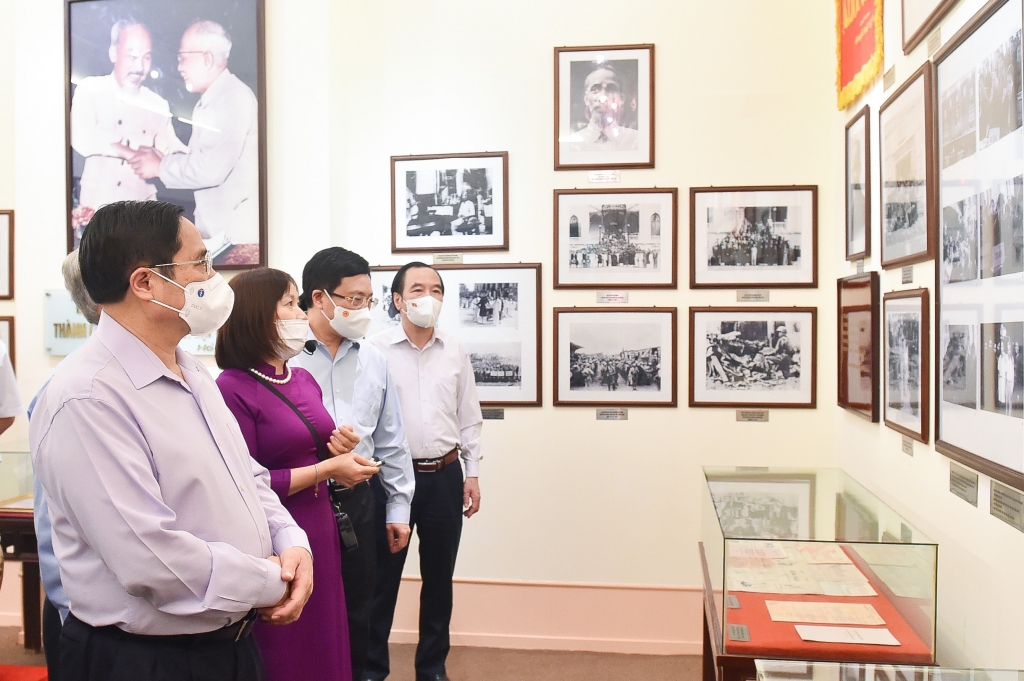 Thủ tướng Chính phủ Phạm Minh Chính và các đại biểu tham quan Bảo tàng MTTQ Việt Nam - Ảnh: VGP/Nhật Bắc