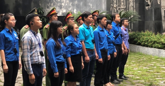 Tuổi trẻ Hoàng Mai dâng hương tại di tích Nhà tù Hỏa Lò