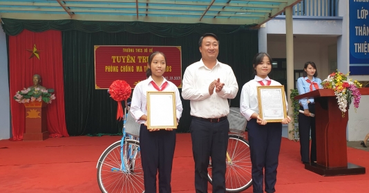 Thành đoàn trao tặng thư khen và quà ba nữ sinh có việc làm tốt