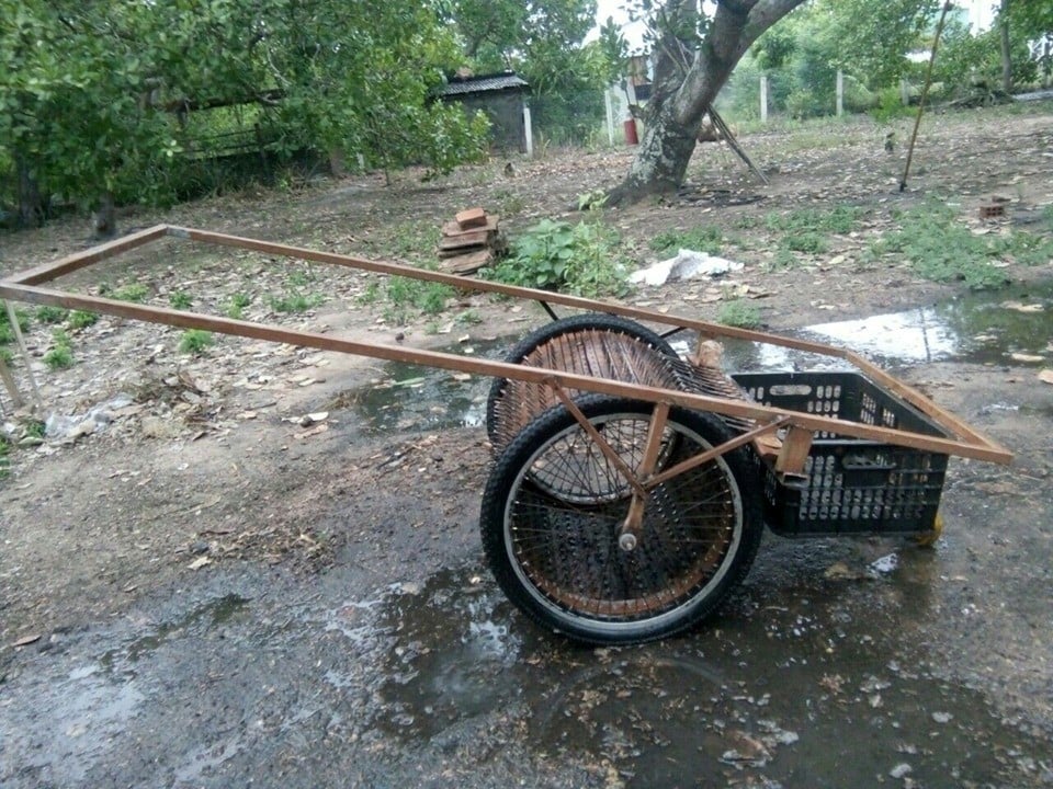 Xe đẩy nhặt quả điều của chàng trai yêu nông nghiệp xe day nhat qua dieu cua chang trai yeu nong nghiep