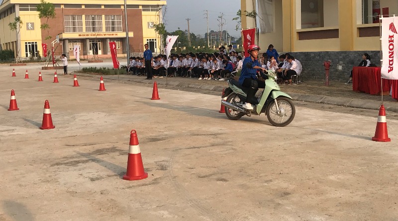 thanh nien huyen quoc oai thuc hanh ky nang lai xe an toan