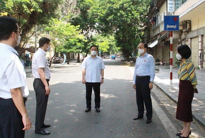 Lãnh đạo TP nghe báo cáo tại chốt phong tỏa Bệnh viện Việt Đức