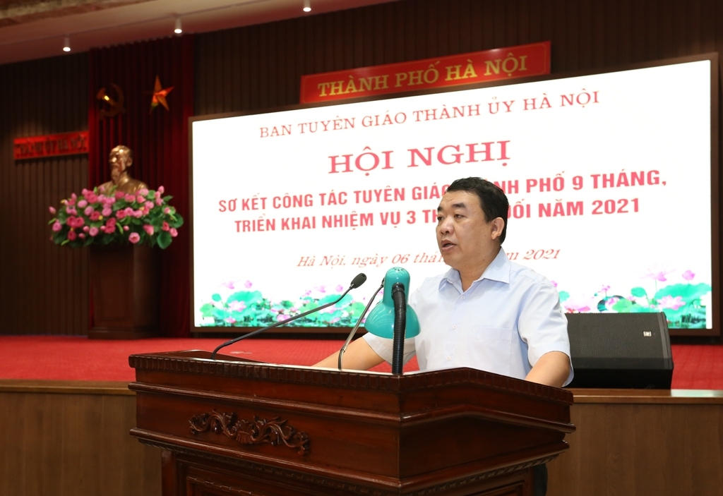 Phó Trưởng ban Tuyên giáo Thành ủy Đào Xuân Dũng báo cáo tại hội nghị