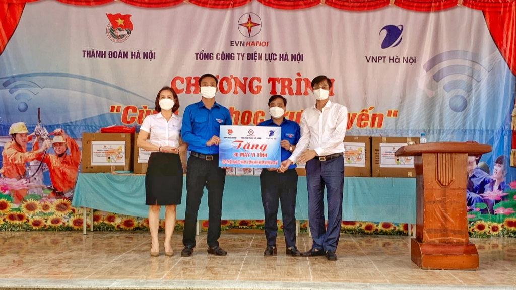 Tại chương trình 30 thiết bị điện tử được trao tặng tới thiếu nhi huyện Ba Vì