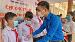 30 máy tính "cùng em học trực tuyến" trao tặng tới thiếu nhi Ba Vì