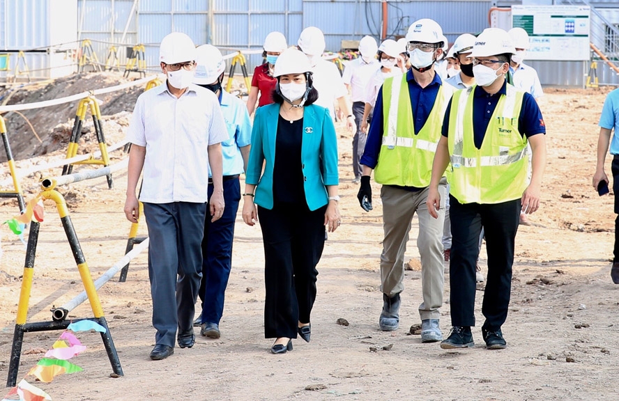 Phó Bí thư Thường trực Thành ủy Nguyễn Thị Tuyến động viên hoạt động sản xuất, kinh doanh tại công trường xây dựng dự án Tiến Bộ Plaza