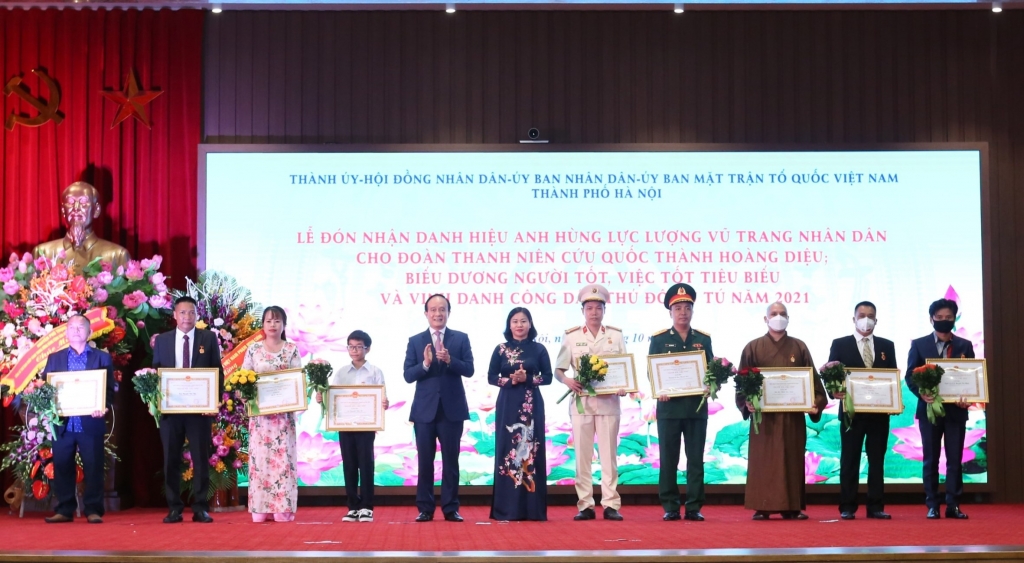 Phó Bí thư Thường trực Thành ủy Nguyễn Thị Tuyến và Chủ tịch HĐND TP Nguyễn Ngọc Tuấn đã trao danh hiệu “Người tốt, việc tốt” năm 2021 cho các cá nhân